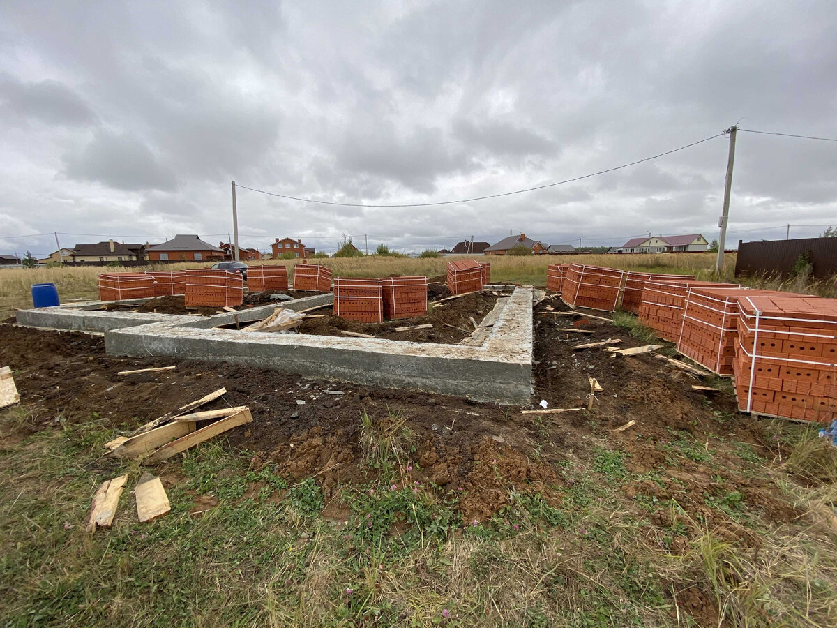 Приехал кирпич. Снял опалубку. 