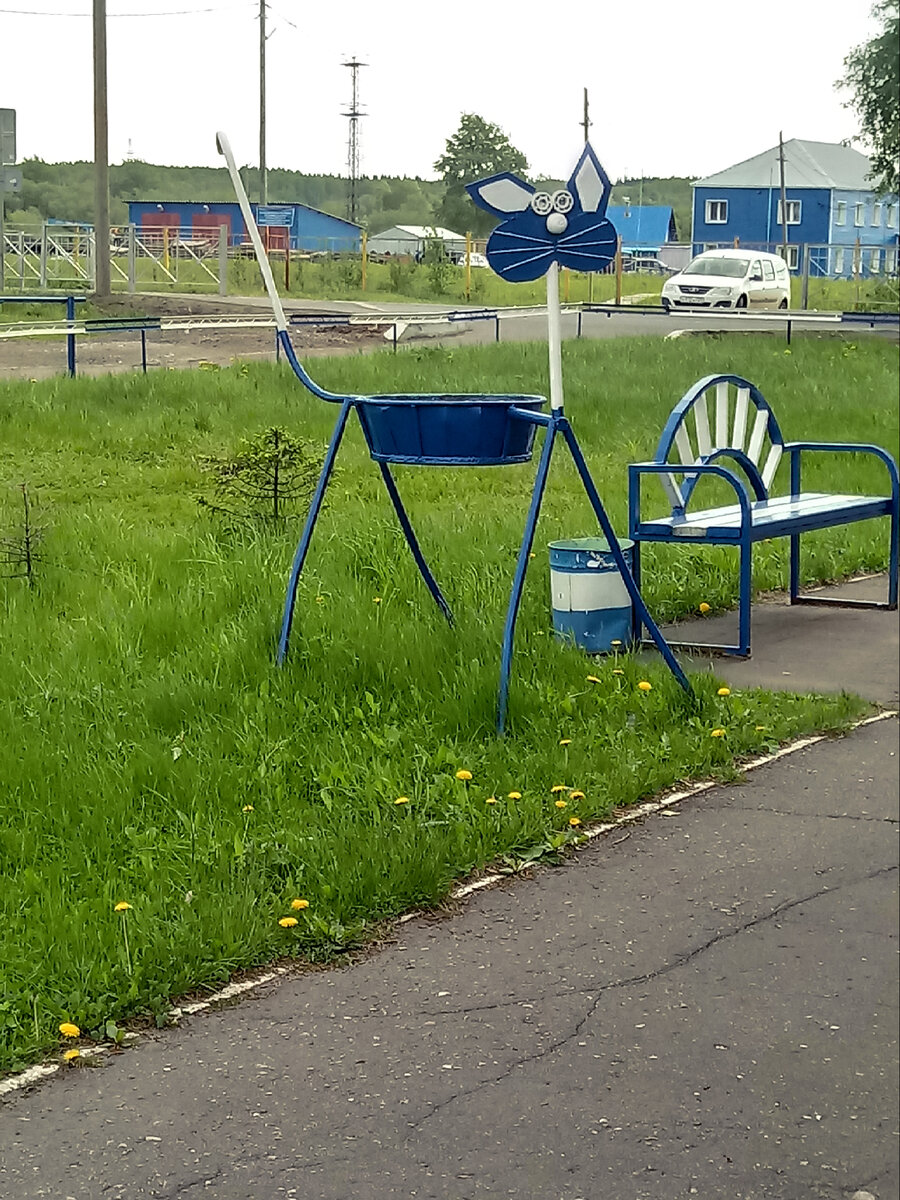 Думаете, что это просто фигуры? Нет, это вазоны для цветов в форме котиков