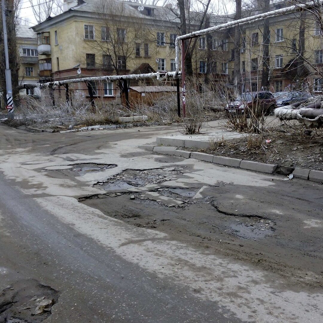 Трубы как шлейф самалетов,летящих в чистом небе, такая свобода в рамках давящего бардака. Даже сама линия под его натиском ломается. 
