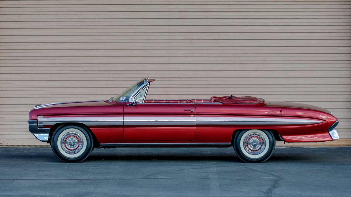 Легендарная марка. Oldsmobile 1961. Oldsmobile марка. Oldsmobile Starfire gt. Олдсмобиль марка малины.