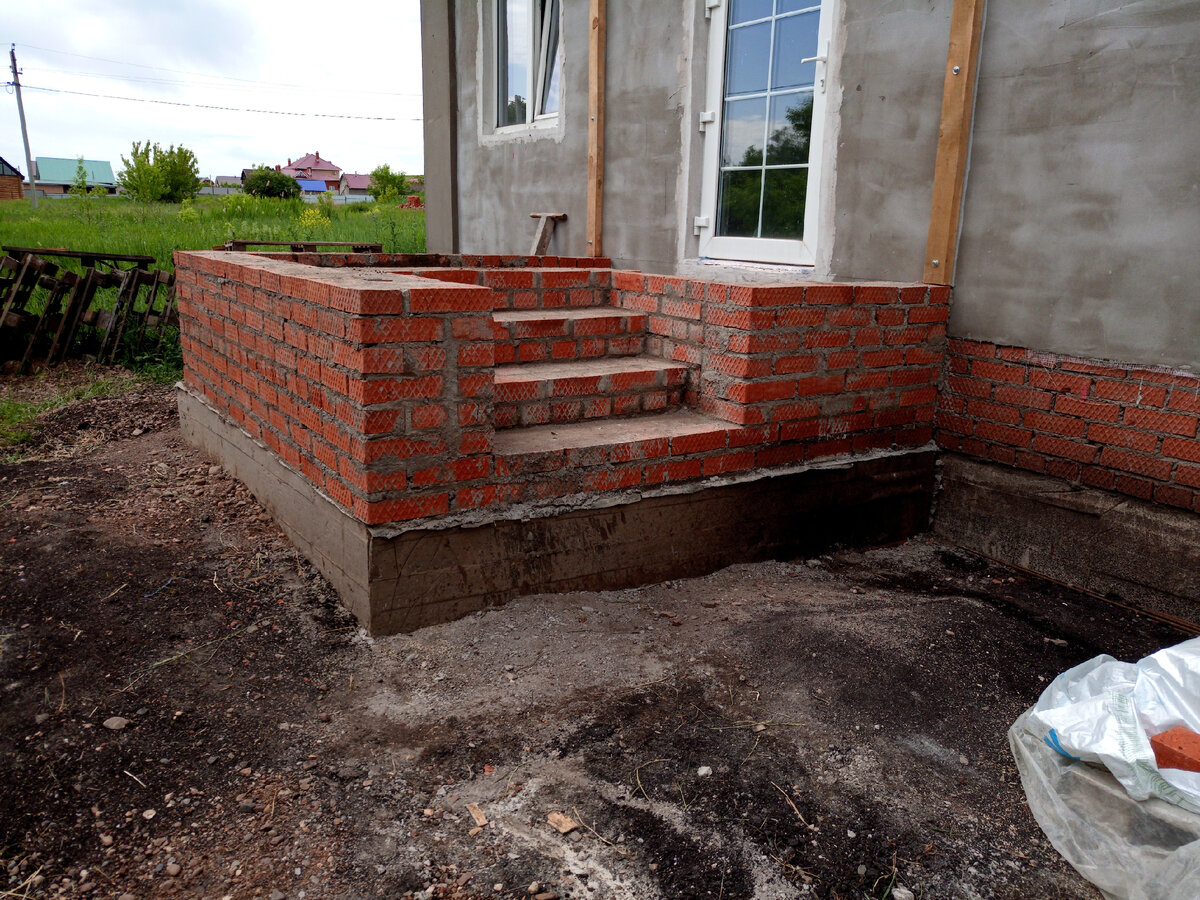 Цоколь веранды получился на два кирпича выше цоколя дома. Это сделали для того, чтобы полы в доме и на веранде были на одном уровне.