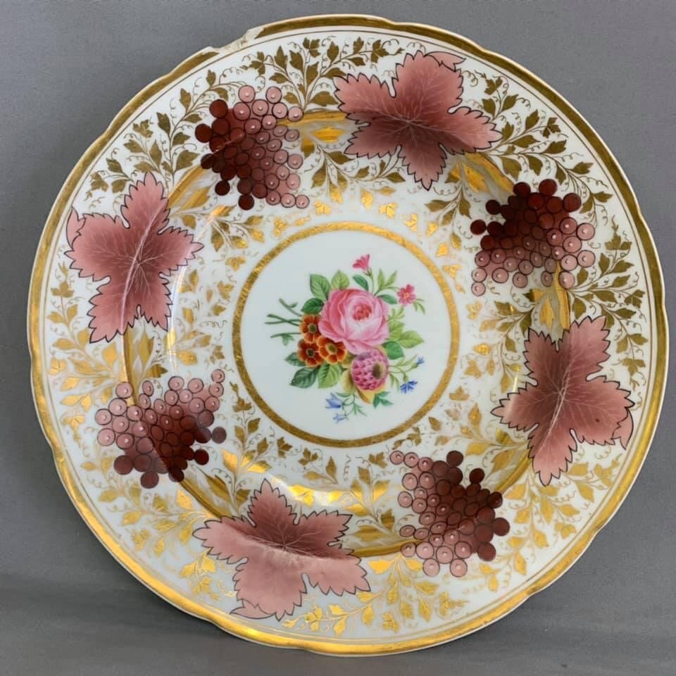 Тарелка из Корбиевского сервиза, фотография автора из аккаунта @theoldstock