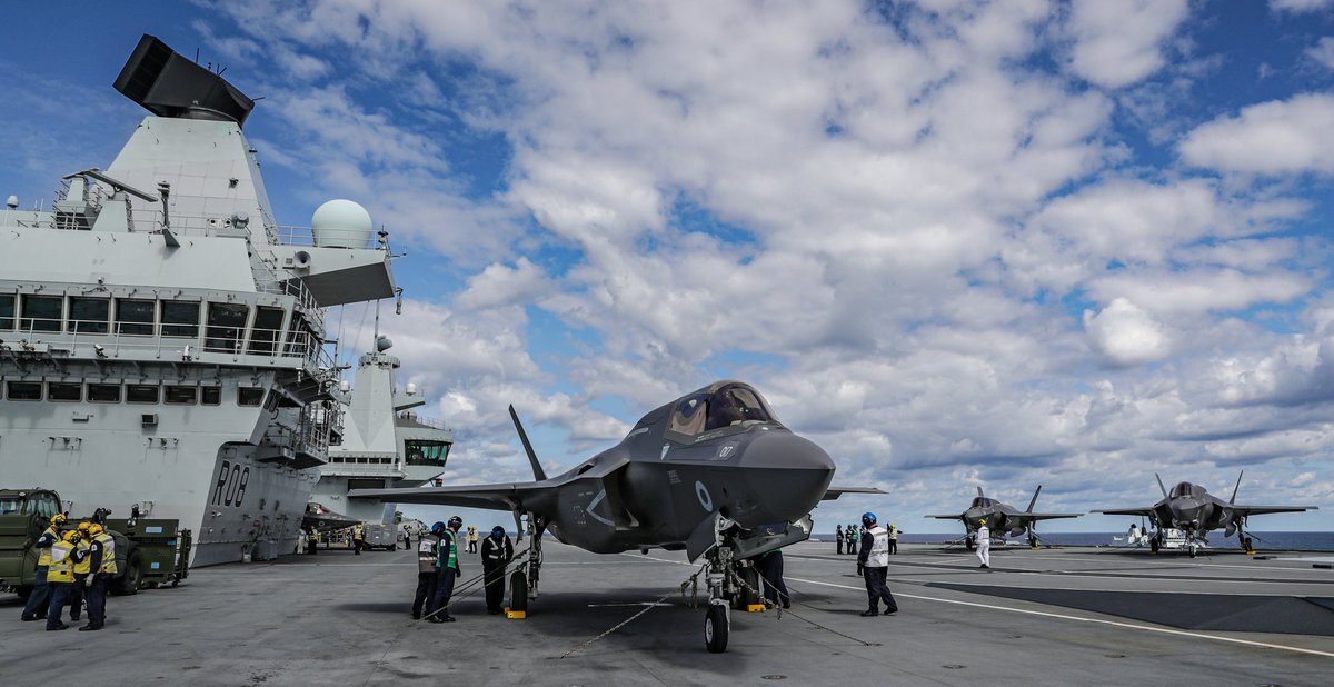 Истребитель Lockheed Martin F-35B Lightning на летной палубе авианосца HMS Queen Elizabeth в Портсмуте, Англия 
