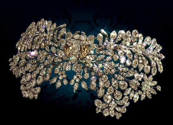 Пряжка-аграф Императрицы Елизаветы Петровны.
Серебро, золото, бриллианты. Жереми Позье. Около 1750 года.