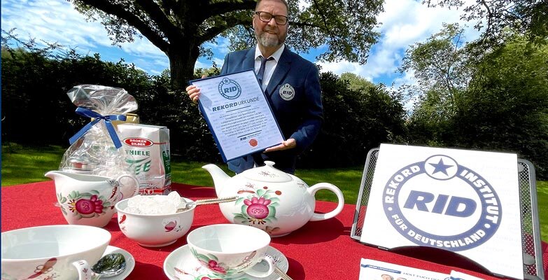 Свидетельство, фиксирующее рекорд, и посуда для ост-фризского чаепития. Rekord-Institut für Deutschland