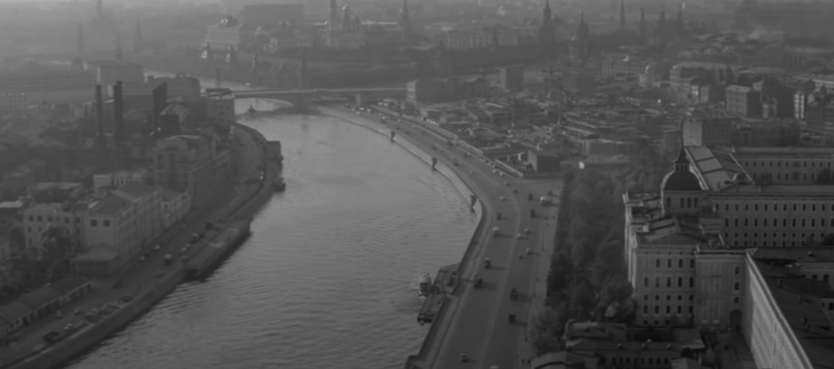 Бесконфликтное кино "Я шагаю по Москве". Тихая добрая Москва образца 1963 года. На первых же кадрах панорамные съемки. Этот план снимают с высотки на набережной в сторону Кремля. Ещё нет гостиницы Россия, которую в этом году только начали строить. Уже видно, что отгородили место. На этом месте, кстати, должна была быть восьмая высотка. На её фундаменте и строят гостиницу.  