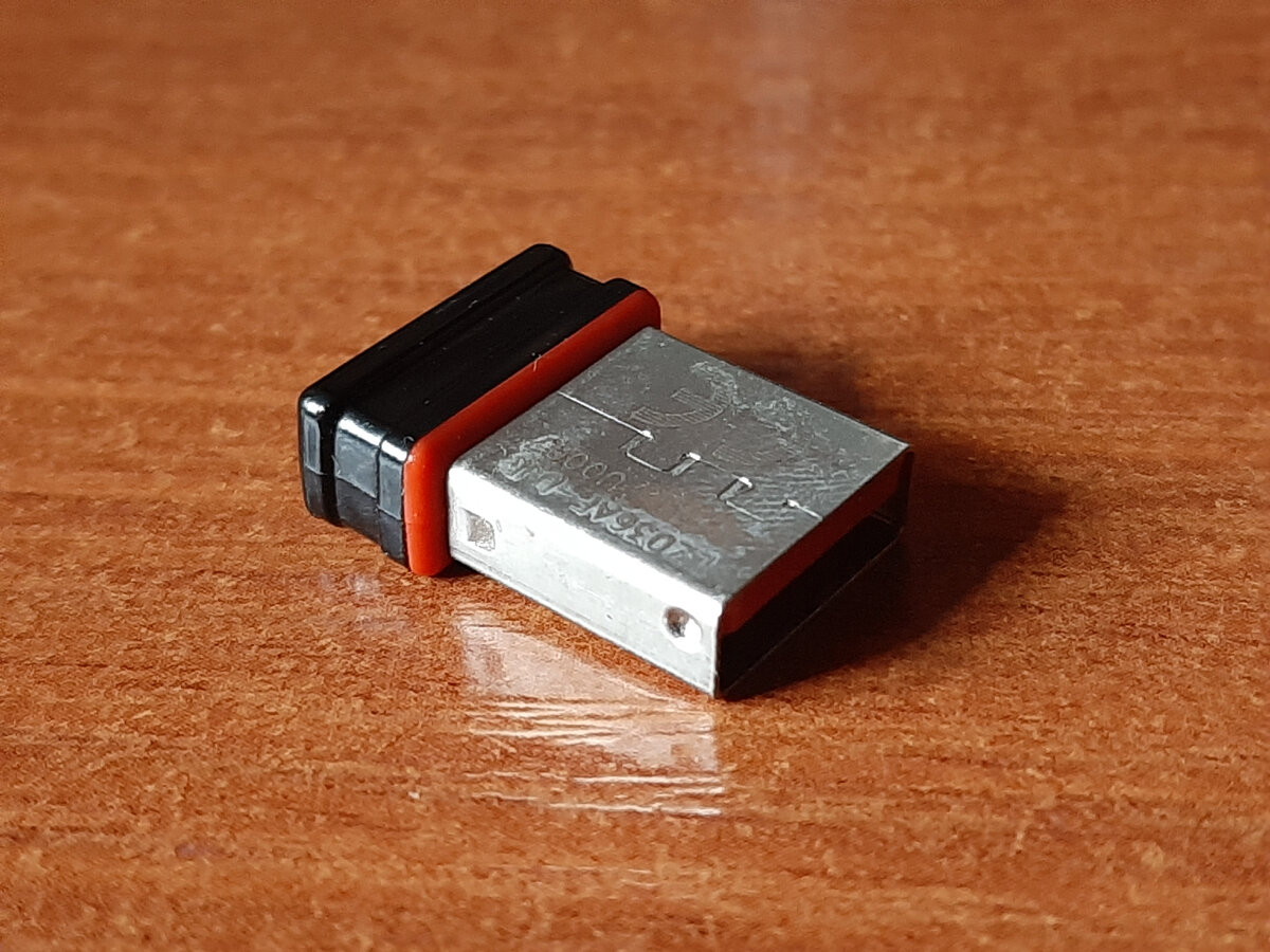 Ресивер, подключаемый к USB-порту компьютера (входит в комплектацию беспроводной мыши).