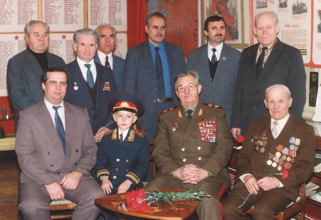 Встреча ветеранов и коммунистов города Челябинска в музее школы №2 ЮУЖД с генералом армии В.И. Варенниковым (в первом ряду в центре). В первом ряду крайний слева - директор школы С.В. Алабжин. Декабрь 1995 г.