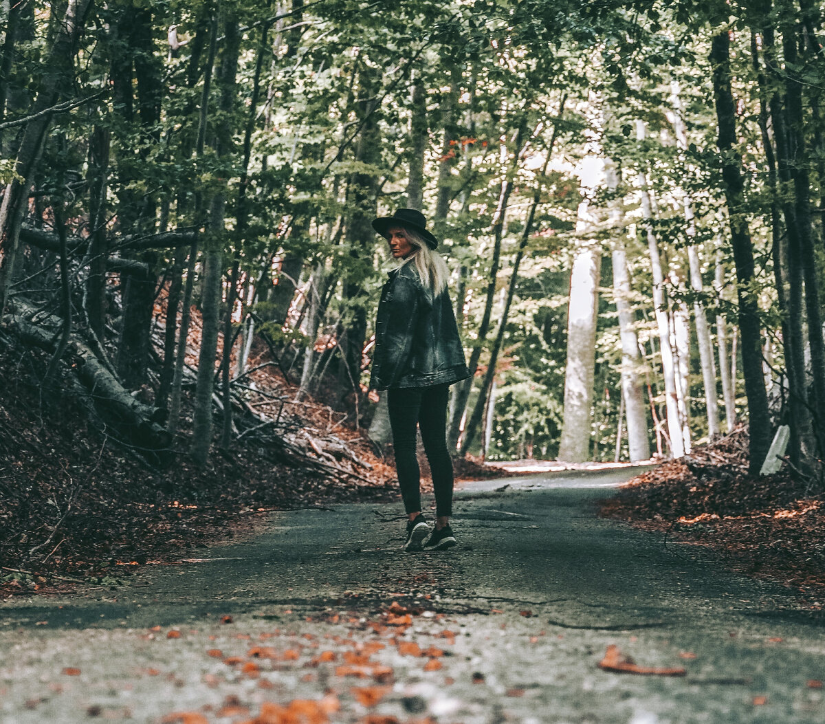 Девушка в осеннем лесу / Фото: блогер Джаст Александр