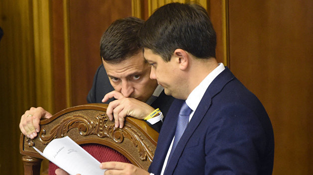 В. Зеленский и Д. Разумков: пока ещё консультируемый дружит с консультирующим (Фото: ukraina.ru)