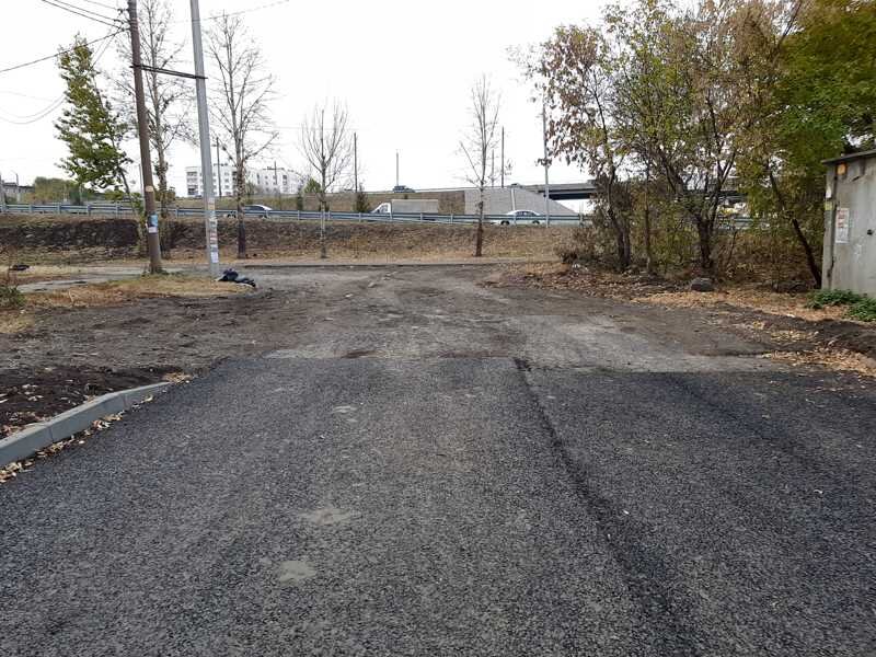 "Дорога в никуда" - местная достопримечательность, несмотря на ее никчемность и бессмысленность, дорожные службы ухаживают за ней, словно за действующей. На фото видно, что дорога упирается в пешеходный тротуар, который в свою очередь, тоже из разряда "в никуда"