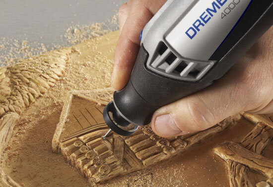 В народе под названием «гравер» чаще всего понимается мини-дрель. «Просто гравер» предназначен только для гравировки и чеканки (например, Dremel Engraver 290). Работает, главным образом, по металлу и камню.