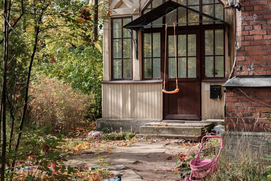 Этот жилой дом находится прямо в парке Лесотехнической академии. По современным законам строить жилье в парках нельзя, но это здание было построено, когда таких законов еще не существовало.