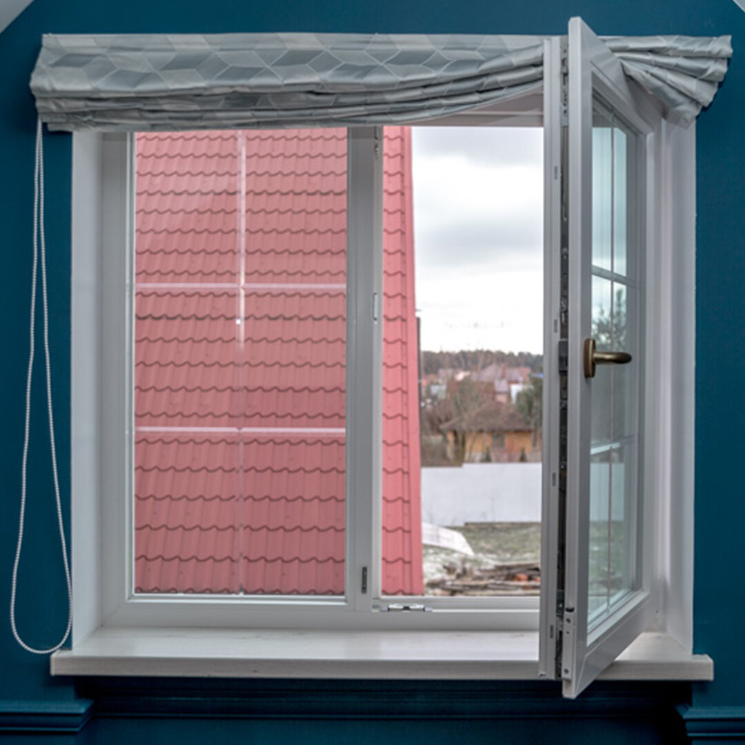 Окно в спальне со стеклами с лазерной гравировкой