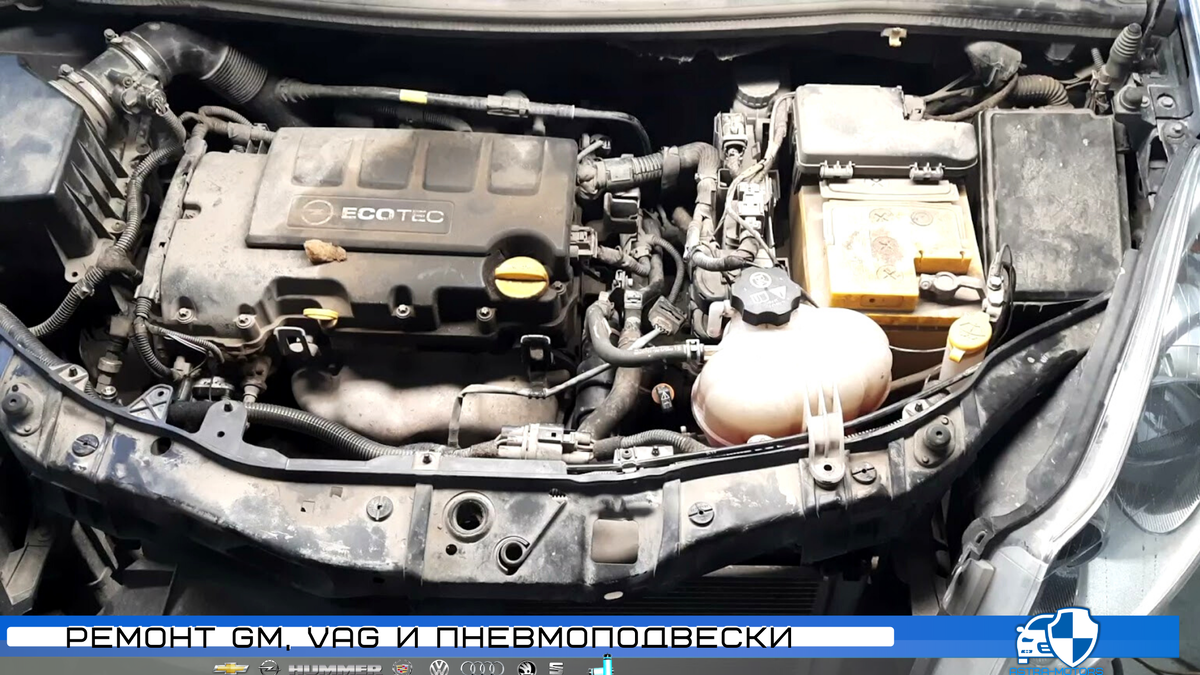 Теплообменник (маслоохладитель) находится под теплоэкраном, поэтому разглядеть его так просто не получится