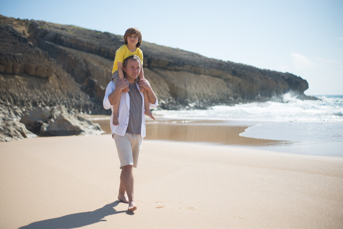 Отец с сыном гуляют по пляжу. Источник: https://clck.ru/ZSxFp 