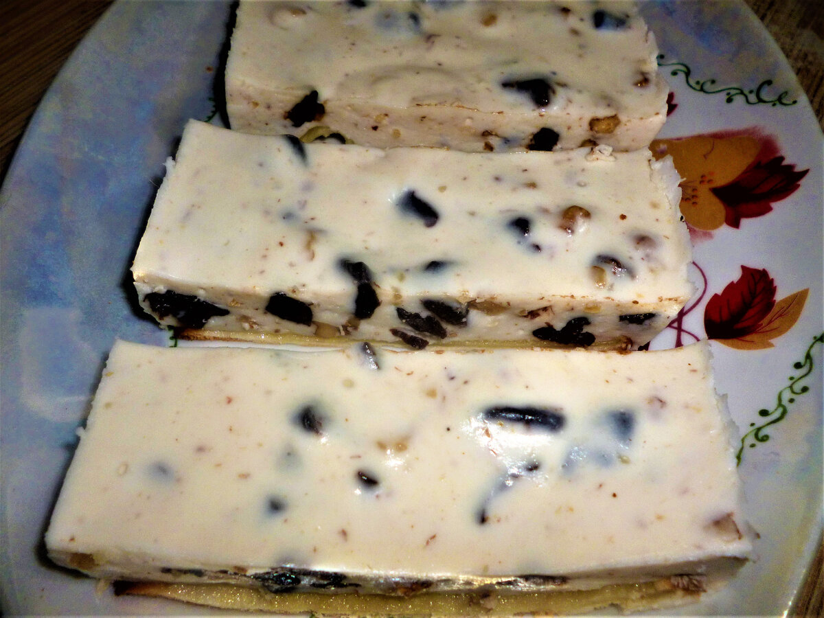 Пироженки с черносливом и грецкими орешками. По мотивам популярного сметанного десерта.
