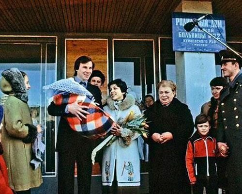 Ирина Роднина и Александр Зайцев выходят из роддома с сыном