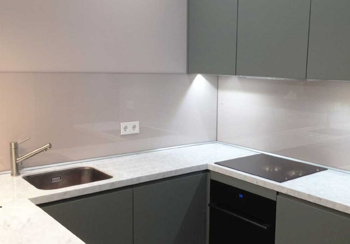 Фартук прозрачное стекло. Стеклянный фартук для кухни. Фартук из прозрачного стекла для кухни. Стекло на фартук для кухни. Прозрачное стекло на фартук для кухни.