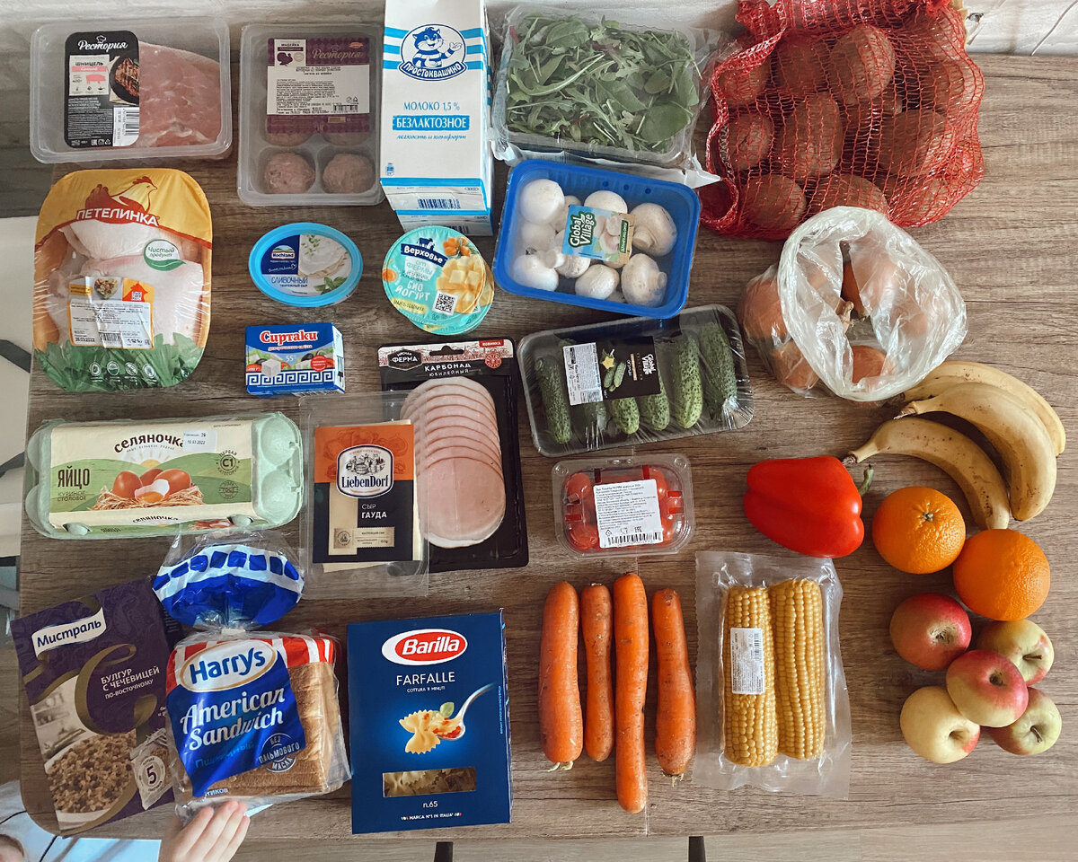Вариант "Пятерочка" - довольно приличное количество продуктов, сумма, напоминаю, 3125. Сын делает вид, что помогает маме  разбирать продукты, а по факту охотится за хлебом. 