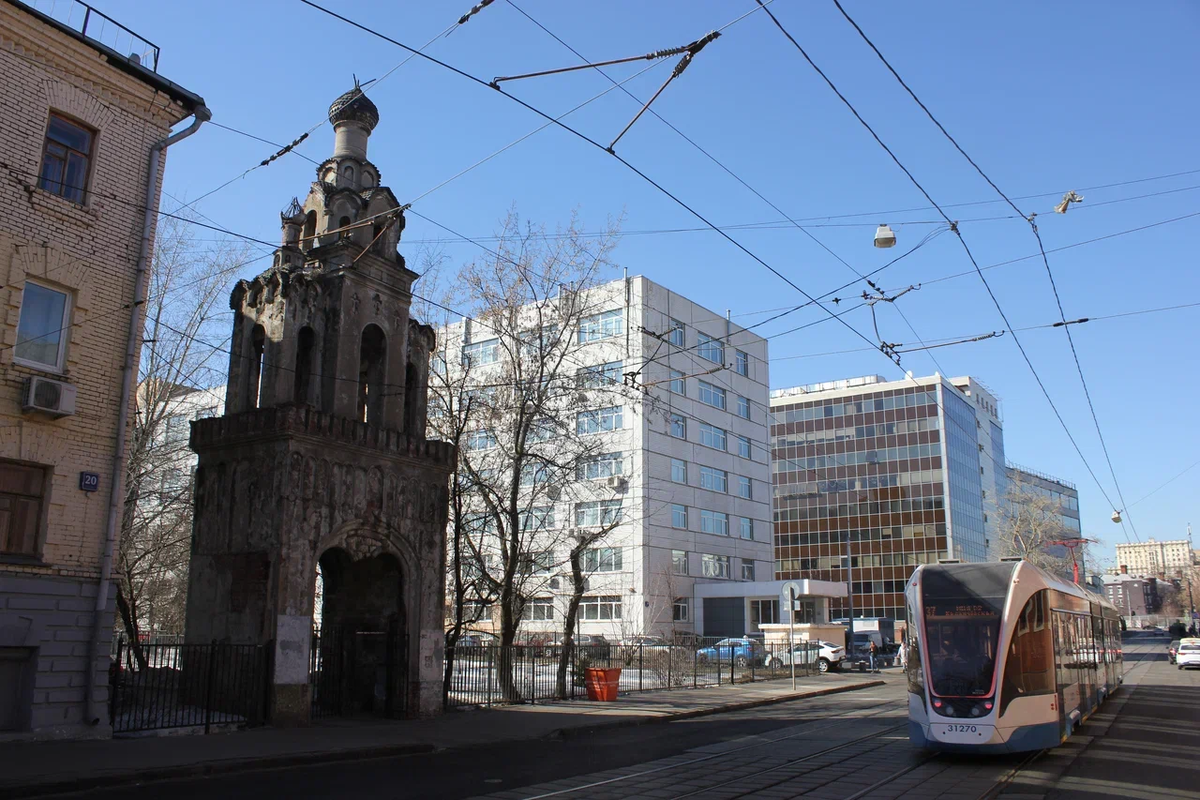 У этого двора на Бауманской самые необычные ворота во двор в Москве |  Slow-&-GO - Путешествия Ленивца | Дзен