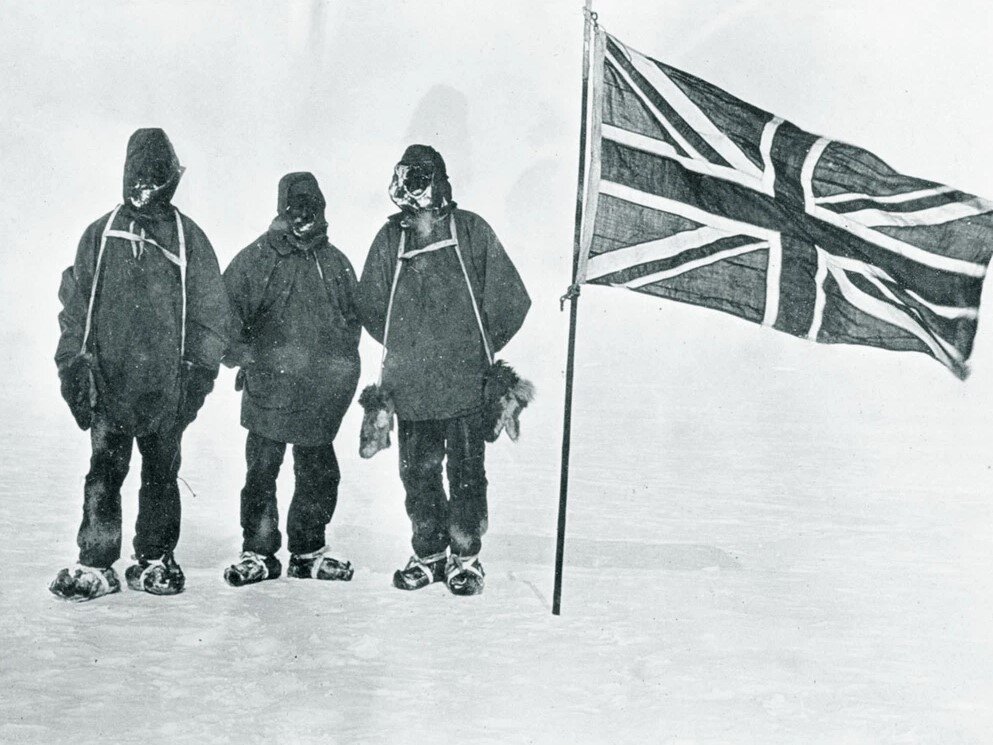 Фотография спутников Шеклтона на пути к Южному полюсу, сделанная им самим. Достичь заветной цели им не удалось 
