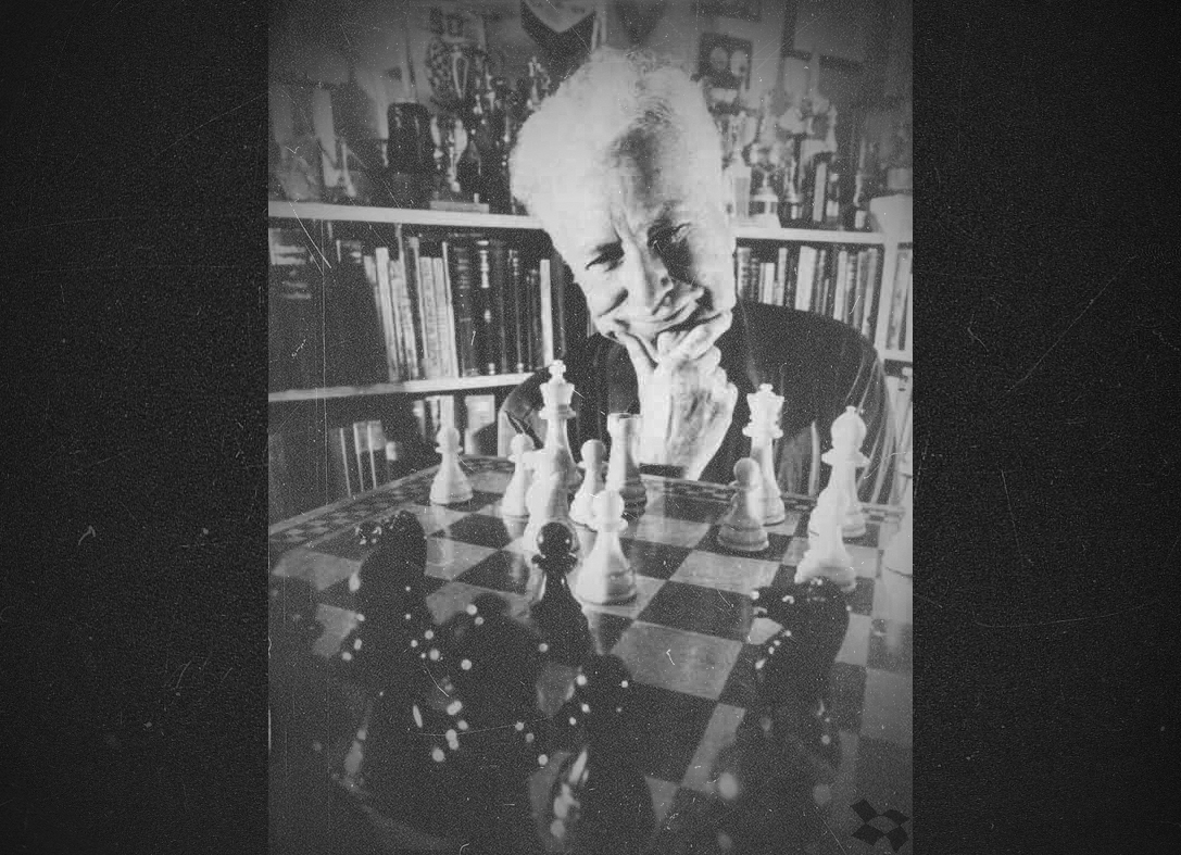 Арпад Эло (1903-1992) - восьмикратный чемпион штата Висконсин по шахматам, национальный мастер. Один из основателей шахматной федерации США и её президент (1935-1937). Секретарь квалификационной комиссии ФИДЕ (1972-1980).