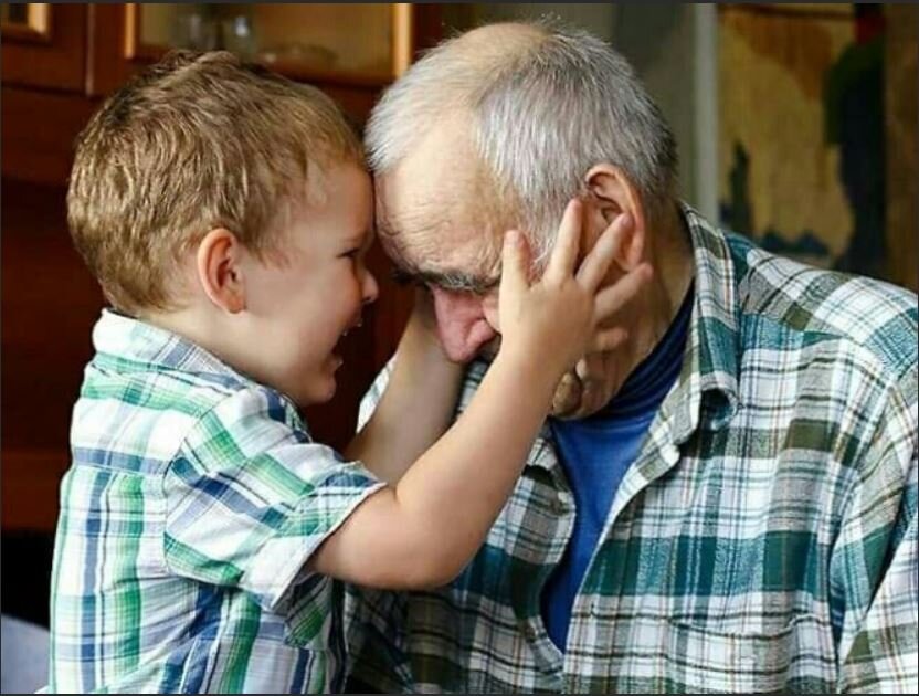 Дед обнимать. Дедушка обнимает внука. Дед и внук. Внук обнимает Деда. Мальчик обнимает дедушку.