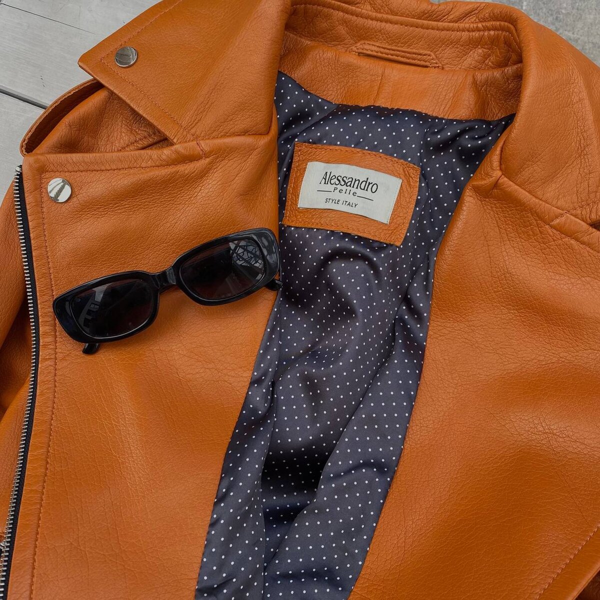 Кожаная куртка от Alessandro Pelle в оранжевом цвете