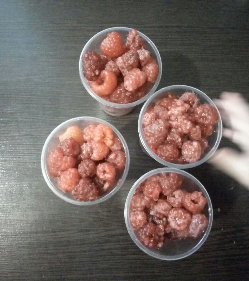 Маленькая ручка уже тянется....