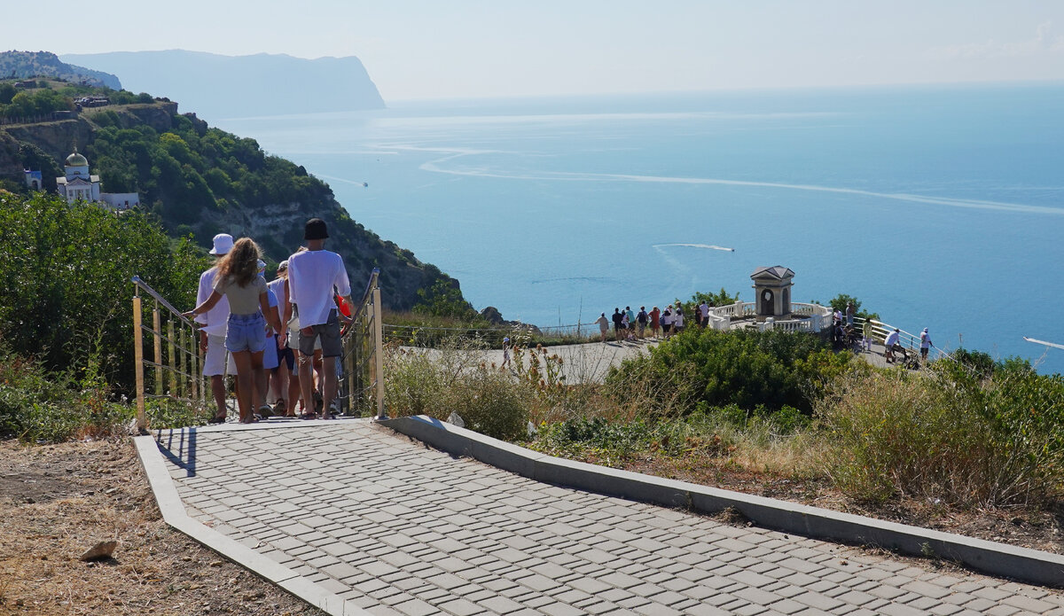 Экскурсоводы ведут туристов сначала к пушкинской ротонде, потом к монастырю