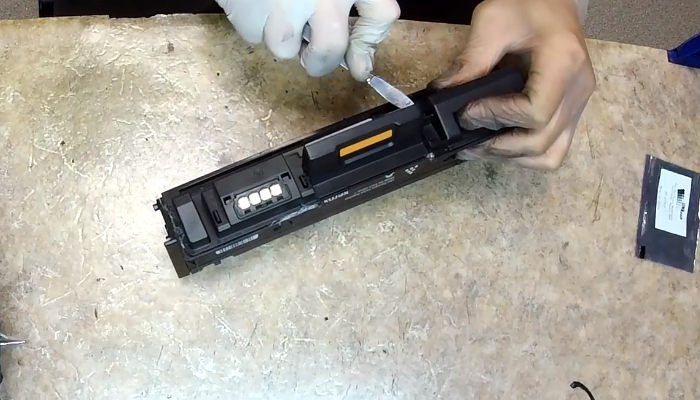 Фото 30. Отщелкиваем две защелки указанные стрелками