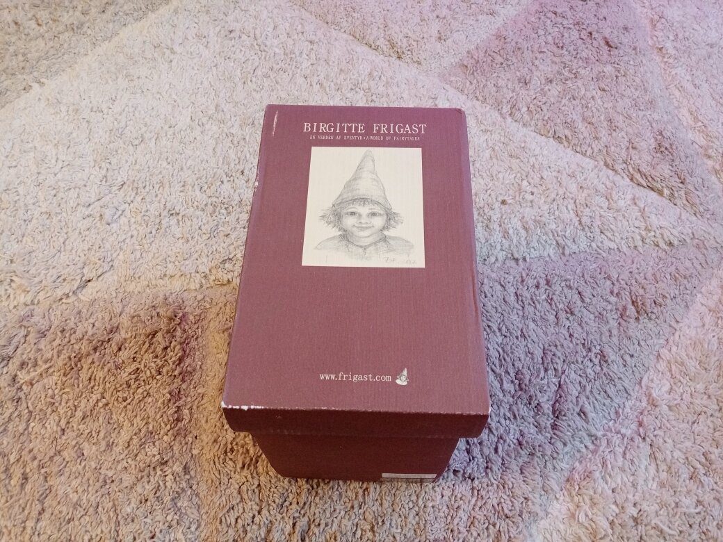 Храню большую часть года в родной коробке на антресолях. Фото автора.