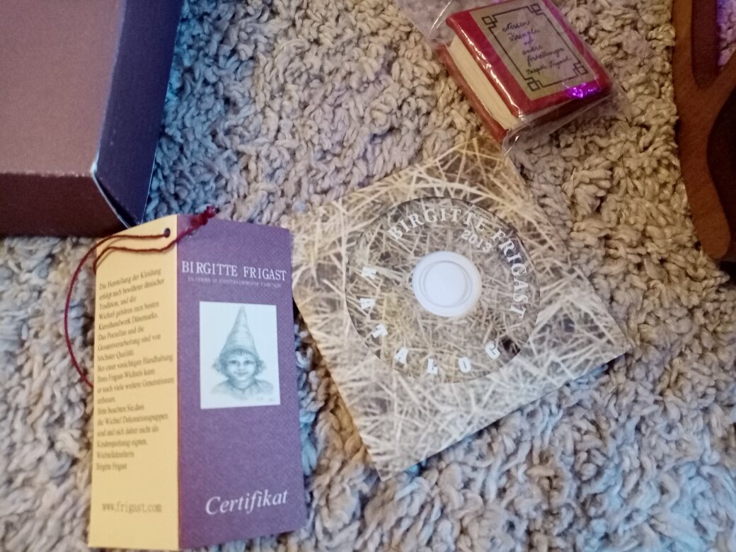 Что внутри коробки, кроме куклы? Обязательный сертификат на куклу, миниCD, содержащий каталог кукол, и книжка, упакованная отдельно а целлофановый пакетик. Фото автора.