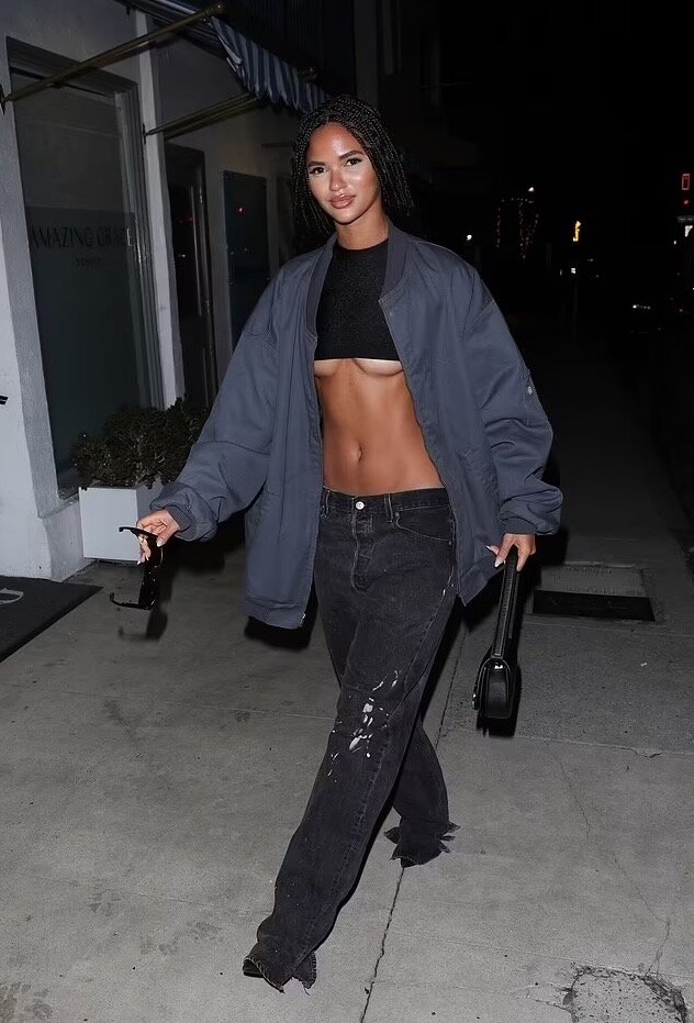    Джулианна выбрала провокационный образ для встречи с друзьямиСоцсети