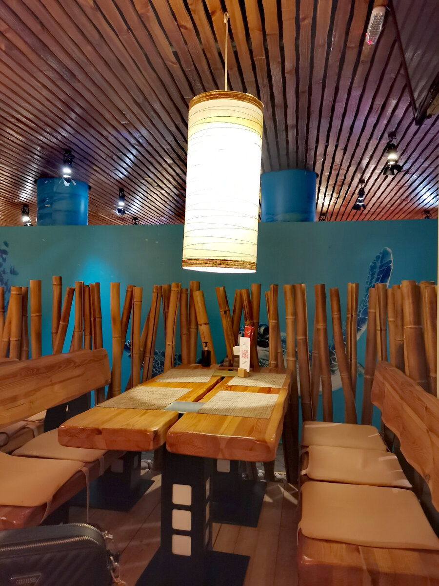 У кафе удобное расположение:на одной из центральных площадей города-площади Горького.