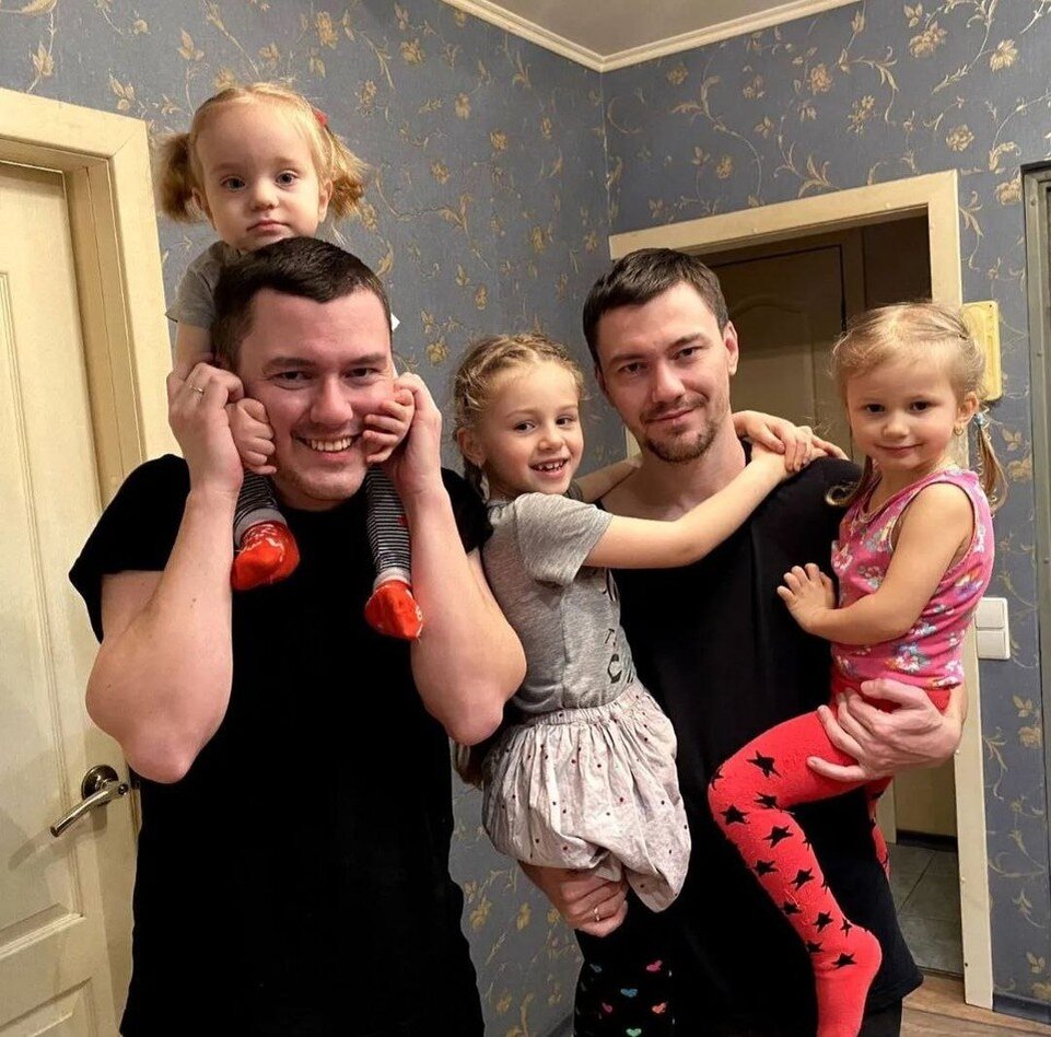     Сыновья подарили артисту внучек. Фото: соцсети.