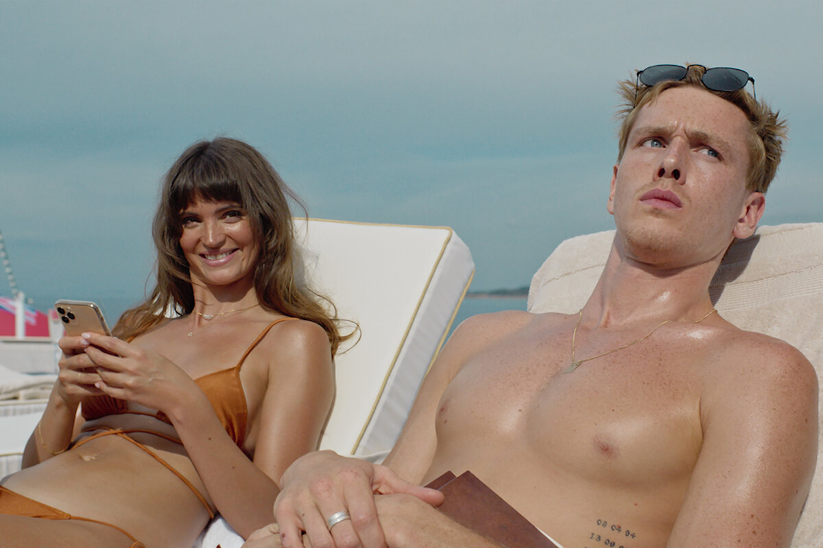 Кадр из фильма "Треугольник печали", 2022 г.