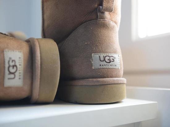     Угги советуют носить с широкими джинсами или облегающими леггинсами. Фото: unsplash.com