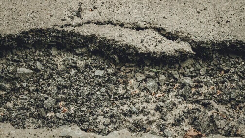     В Удмуртии после вмешательства прокурора власти привели в порядок одну из дорог в селе Грахово.