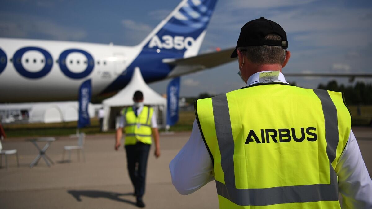    Представители авиакомпании Airbus на открытии Международного авиационно-космического салона МАКС-2021© РИА Новости / Павел Бедняков