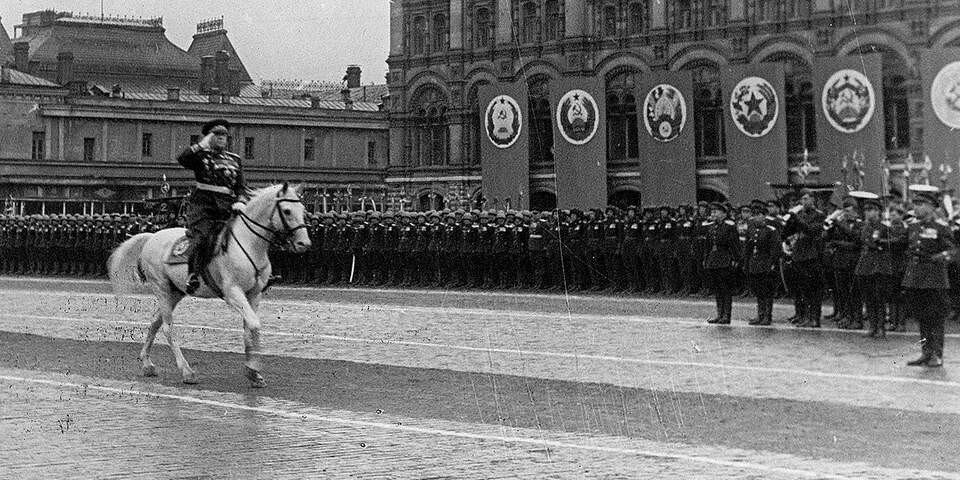 Маршал Жуков на параде Победы 1945. Парад 24 июня 1945 Жуков. Рокоссовский на параде 1945. Маршал Рокоссовский на параде Победы 1945. 24 июня 19