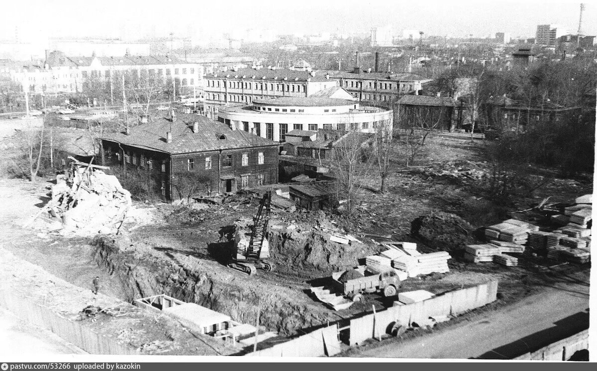 1975 год. Строительство эстакады через железную дорогу. Интересно, как люди ходили к метро по стройплощадке?