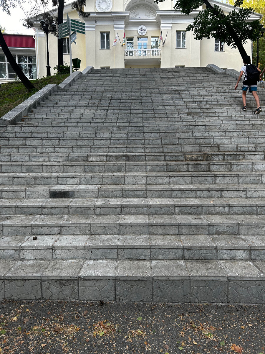 Тогда мне казалось, что тут 1000500 лестниц