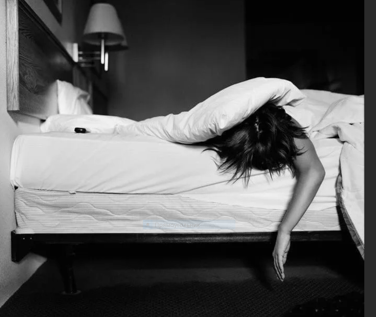 Срочно страдать. Вставать с постели. Фотосессия на кровати. Уставшая девушка. Тяжело вставать утром.
