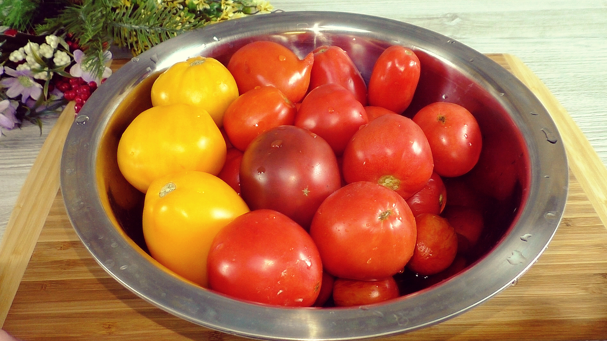 Вкусные, кисло-сладкие помидоры на зиму. Всегда готовлю много, и до весны не хватает.
Помидоры надо брать плотные, не перезрелые.