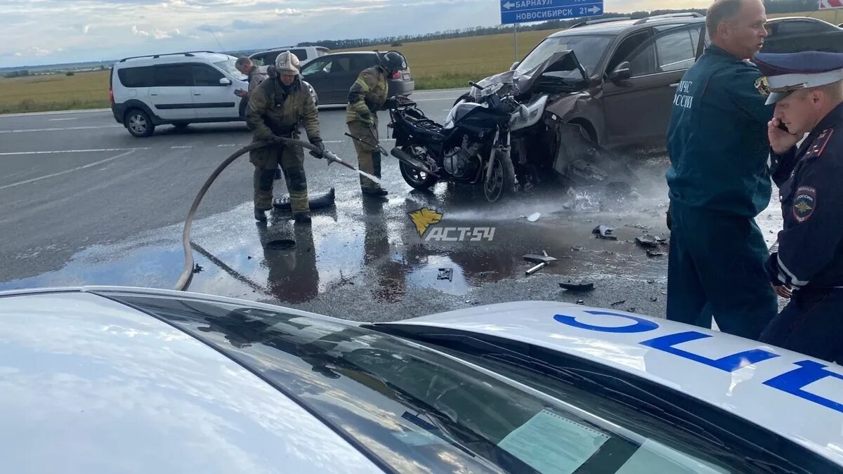 дорожный конфликт мотоциклиста и водителя нивы в казахстане закончился массовой дракой