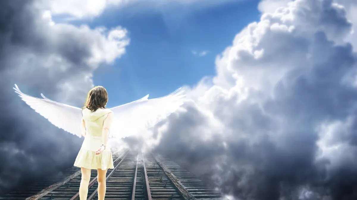 Многие верят, что после смерти душа человека отправляется на небеса. Фото: pxhere.com