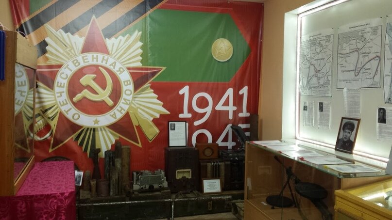 Часть экспозиции музея. Справа — карта с районом боевых действий 41 стрелкового корпуса.