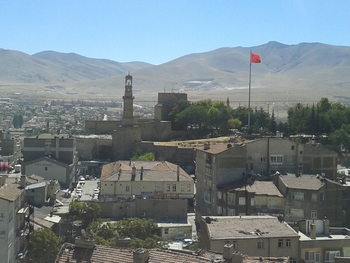 Вид с 8 этажа отеля Grand Hotel Niğde на крепость 13 века со старинными солнечными часами. Башня и есть солнечные часы.